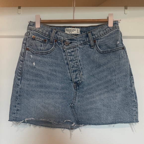 Abercrombie & Fitch Dresses & Skirts - Abercrombie the 90s micro mini high rise denim skirt
